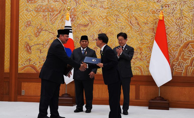 Pemerintah Indonesia dan Republik Korea memperkuat hubungan bilateral melalui penandatanganan Memorandum of Understanding (MoU) on the Cooperation in the Field of Offshore Plant Service Industry atau Memorandum Saling Pengertian (MSP) tentang Kerja Sama di Bidang Industri Jasa Instalasi di Perairan. Foto: Kemenko Perekonomian