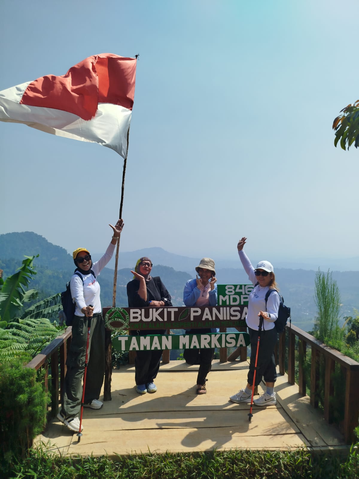 Hiking ke Bukit Paniisan Sentul: Dua Jam Menantang Napas, Terbayar Panorama Indah dari Puncak